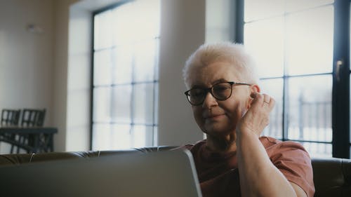 有关呆在家里, 女人, 奶奶的免费素材视频