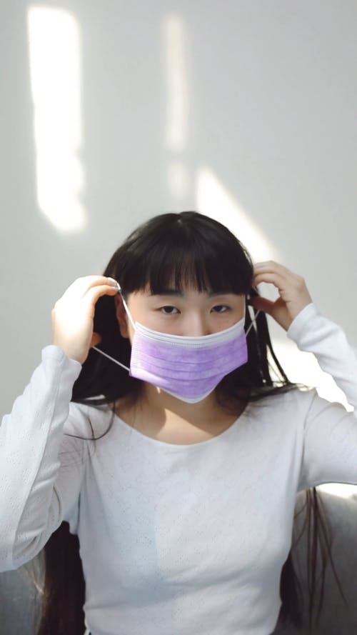 有关口罩, 咖啡色头发的女人, 坐的免费素材视频