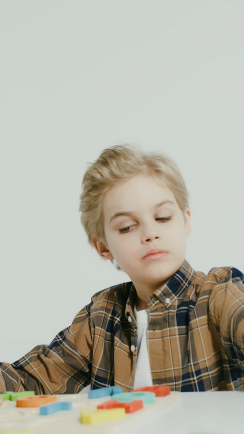 有关信, 儿童, 坐的免费素材视频