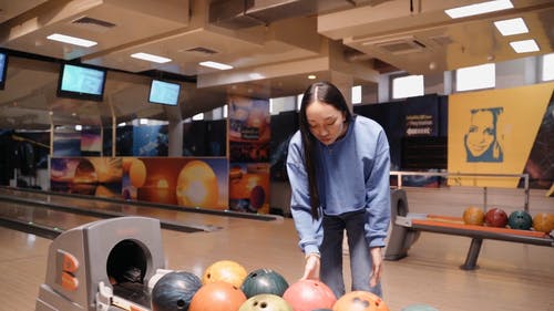 有关休闲, 保龄球, 咖啡色头发的女人的免费素材视频