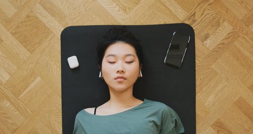 有关听音乐, 地板, 女人的免费素材视频