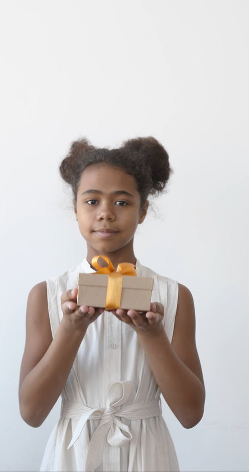 有关垂直视频, 女孩, 微笑的免费素材视频