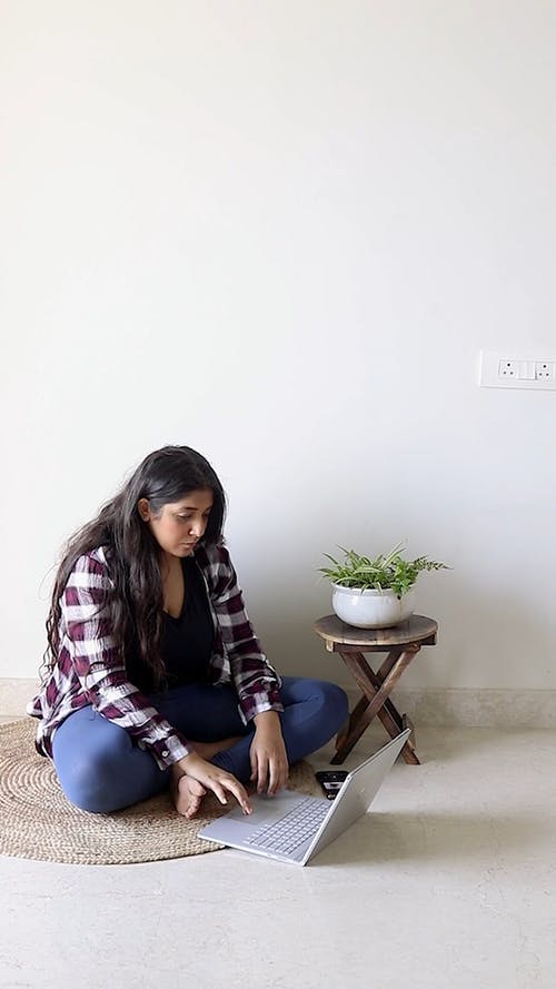 有关与植物在家工作, 互联网, 凳子的免费素材视频