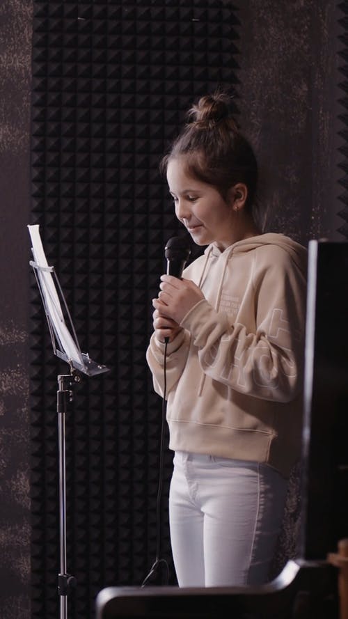 有关儿童, 唱歌, 垂直视频的免费素材视频