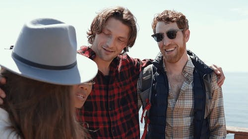 有关户外, 搂着, 日光的免费素材视频