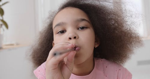 有关口, 小女孩, 卷发的免费素材视频