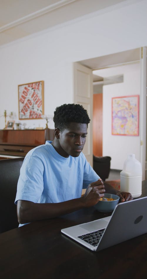 有关吃, 在家, 坐的免费素材视频