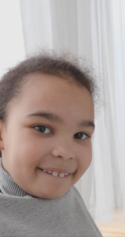 有关儿童, 垂直视频, 女孩的免费素材视频