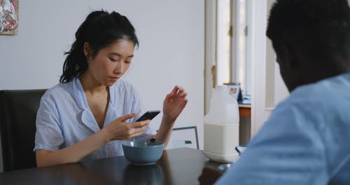 有关倾注, 在家, 在桌子上的免费素材视频