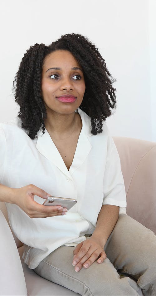 有关在家, 坐, 女人的免费素材视频