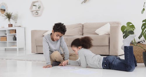 有关互动, 兄弟姐妹, 在家的免费素材视频