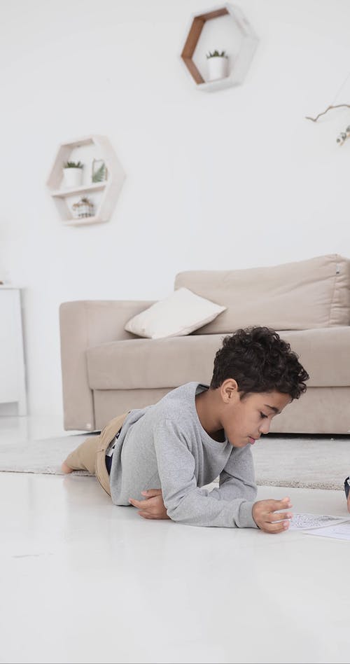 有关可爱, 在地上, 在家的免费素材视频