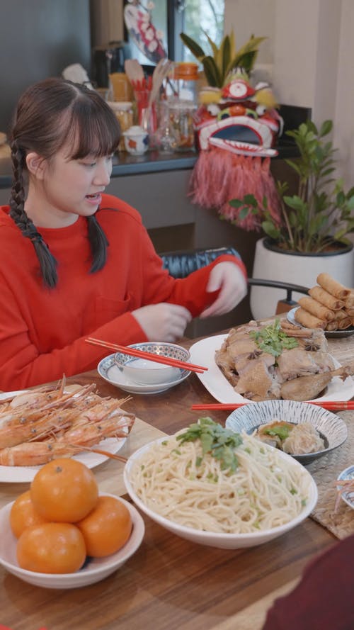 一个给祖母端菜的女孩 · 免费素材视频