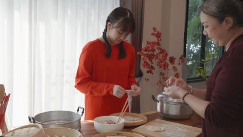 有关伸出援手, 女人, 女儿的免费素材视频