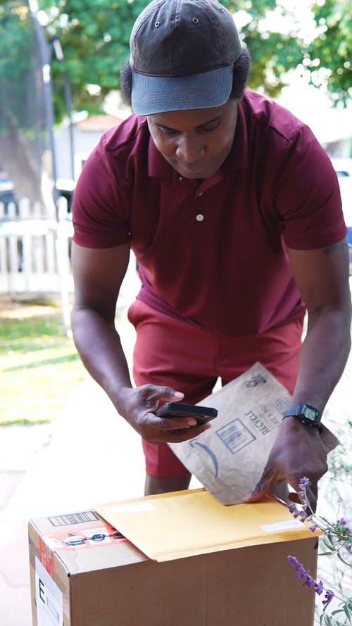 有关3C用品, 人, 信封的免费素材视频