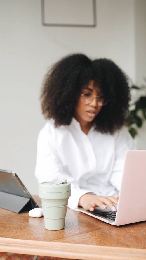 有关人, 在家, 垂直视频的免费素材视频