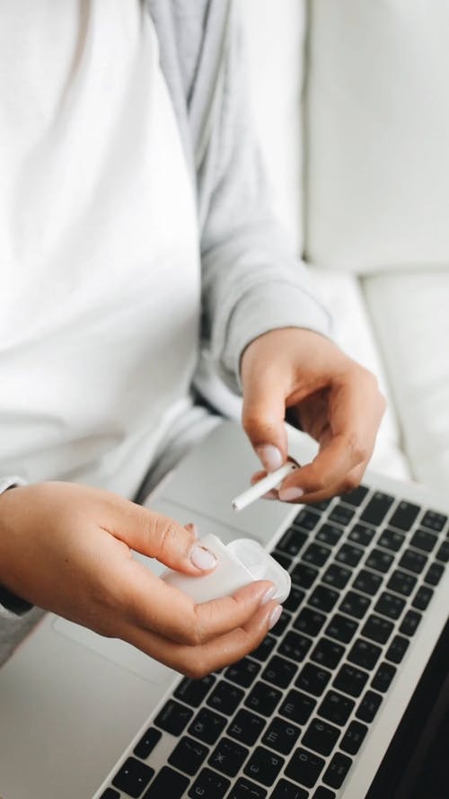 有关airpods, 人, 垂直视频的免费素材视频