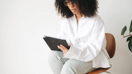 有关iPad, 严肃, 坐的免费素材视频