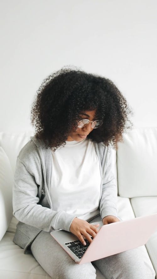 有关人, 在家, 垂直视频的免费素材视频