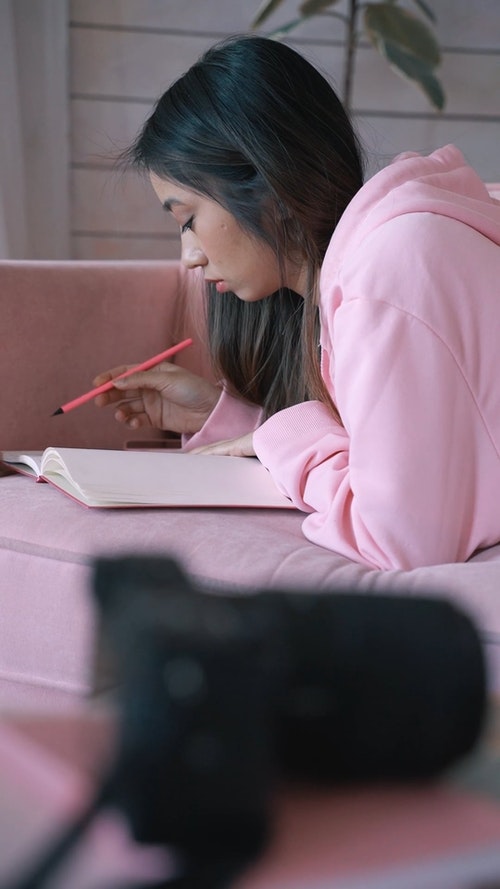 有关垂直视频,室内,写作的免费素材视频