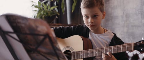 有关儿童, 原声吉他, 吉他的免费素材视频