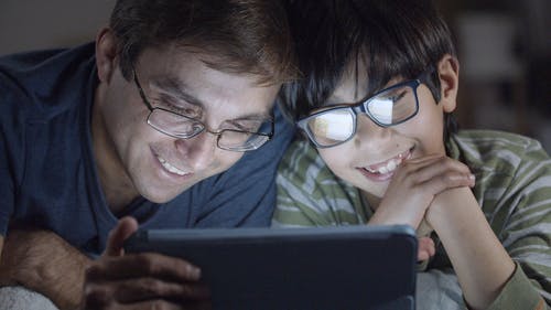有关3C用品, 儿子, 在家的免费素材视频
