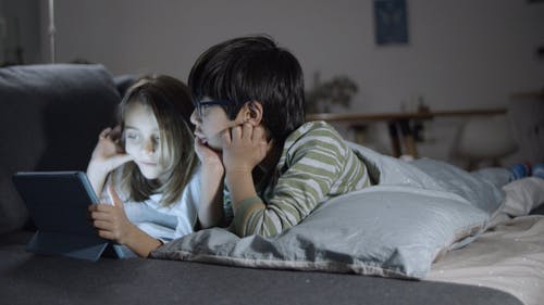 有关互联网, 孩子, 室内的免费素材视频