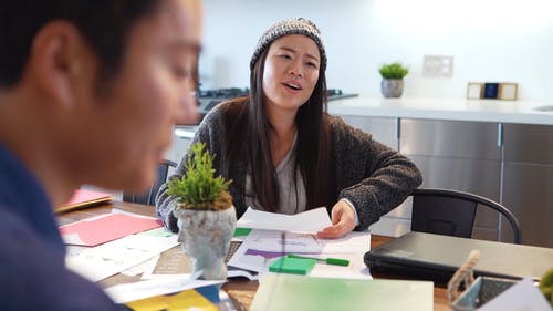 有关（顶部有小羊毛球的）羊毛帽子, 互联网, 享受的免费素材视频