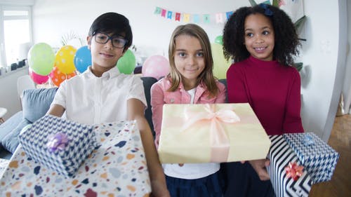 有关在家, 孩子, 握住的免费素材视频