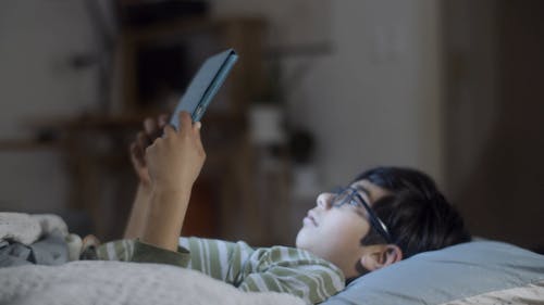 有关在床上, 孩子, 室内的免费素材视频