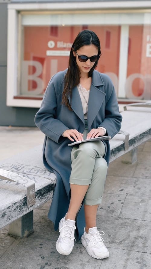 有关严肃, 坐, 垂直视频的免费素材视频