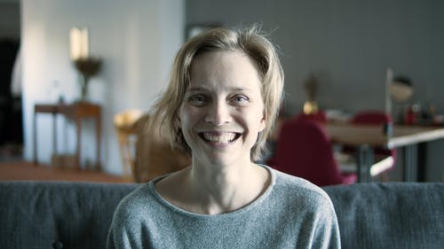 有关在家, 坐, 女人的免费素材视频