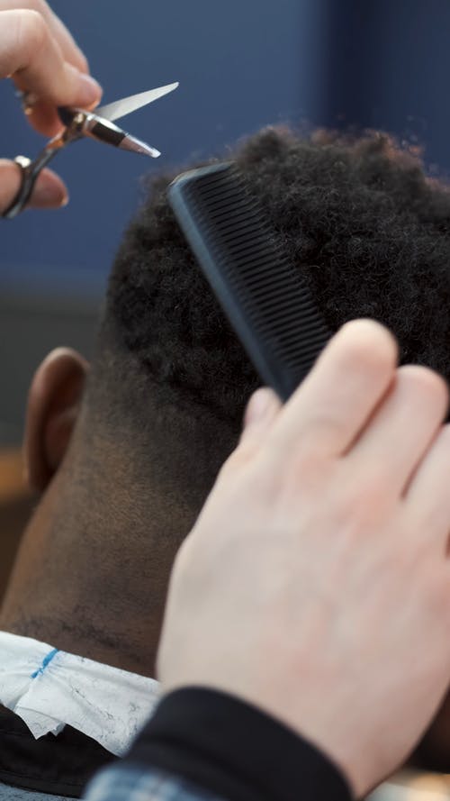 有关人, 剪刀, 坐的免费素材视频