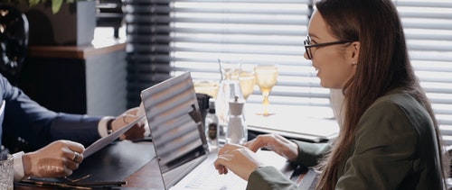 有关商人,坐,女人的免费素材视频