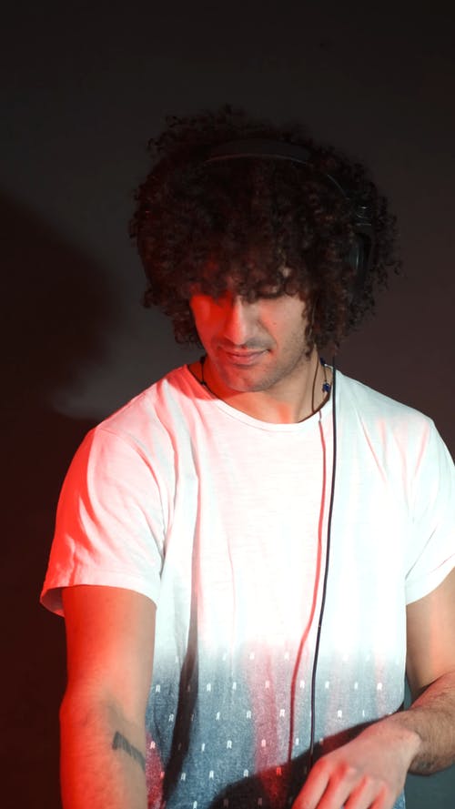 有关人, 休闲装, 倾听的免费素材视频