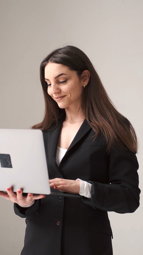 有关上班服, 个人电脑, 垂直视频的免费素材视频