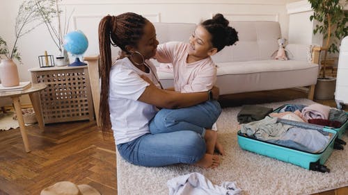 有关儿童, 发痒, 在地上的免费素材视频