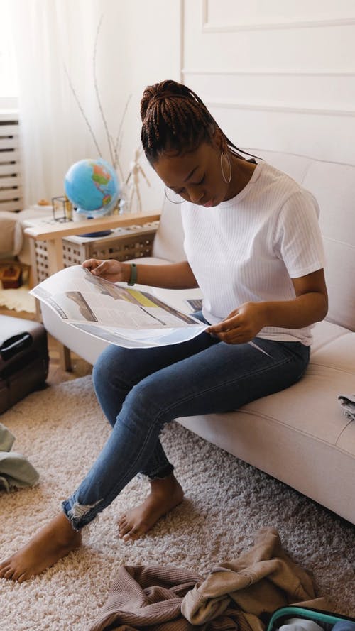 有关地毯, 坐, 垂直视频的免费素材视频