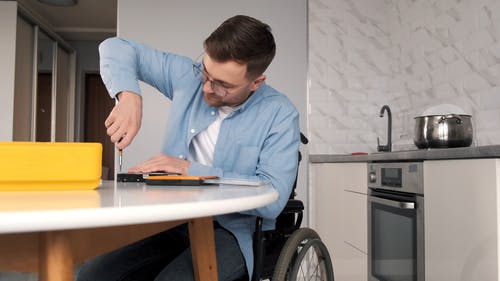 有关人, 修复, 在家的免费素材视频