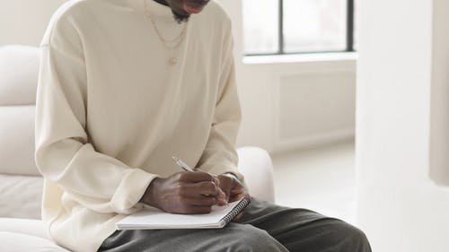 有关作文, 在家, 坐的免费素材视频