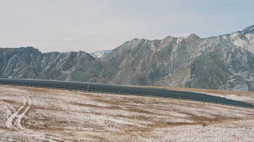 有关再生能源, 太阳能电池板, 山背景的免费素材视频