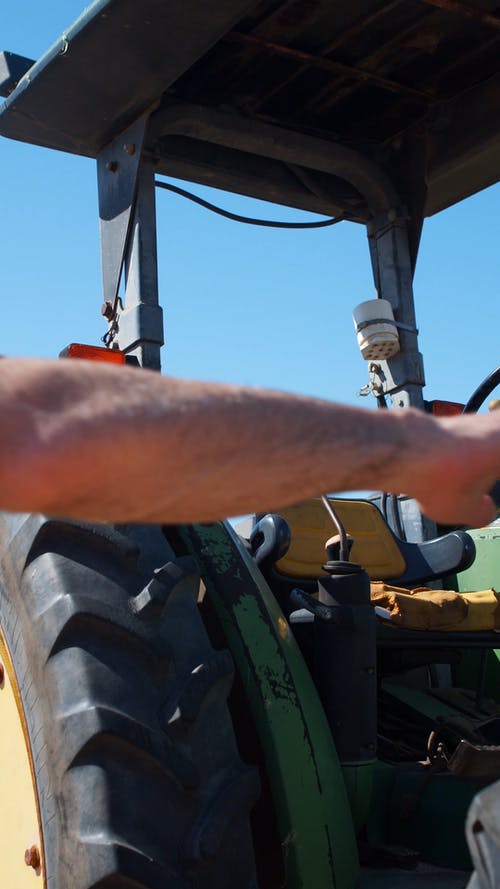 有关垂直视频, 工人, 拖拉机的免费素材视频