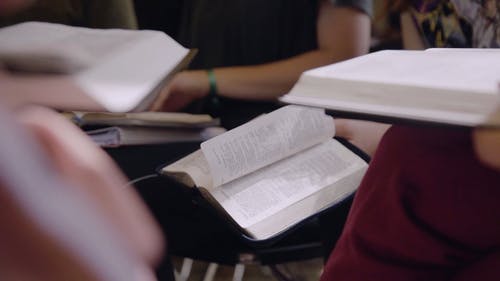 有关信仰, 圣经, 圣经学习;圣经讨论的免费素材视频