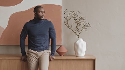 有关倚, 柜子, 看着相机的免费素材视频