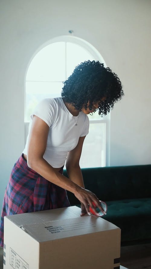 有关包裹, 在家, 垂直视频的免费素材视频