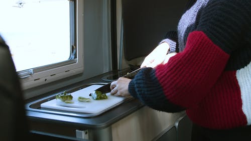 有关人, 准备食物, 刀的免费素材视频