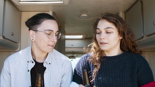 有关一对, 乾杯, 公路旅行的免费素材视频