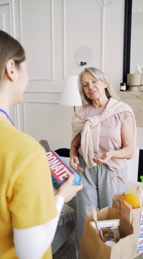 有关做善事, 在家, 垂直视频的免费素材视频