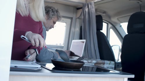 有关RV, 一对, 人的免费素材视频