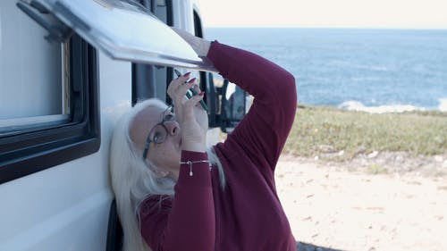 修理货车挡风玻璃雨刷器的女人 · 免费素材视频